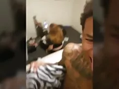 A estudante se masturba nas videos brasileiros caseiros escadas insere alguns dedos nela e se masturba na buceta