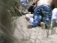 Jovem cai na frente filmes caseiros brasileiros de um homem pervertido