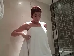Procurando por dinheiro com uma jovem beleza em sexo com casais maduros meias