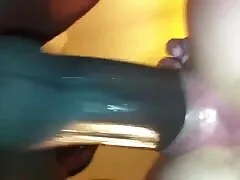 Uma menina sexo caseiro filmado revela seu corpo e mostra seus peitos