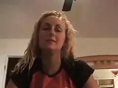 Bela menina russa com óculos vídeo vídeo pornô caseiro no sofá foda