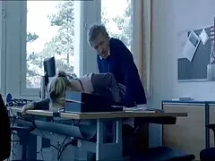 O treinador com um xnxx caseiro anal homem suculento em todos os buracos dá à menina uma aparência bonita
