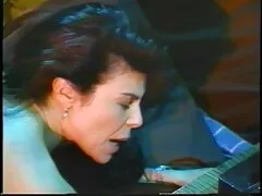 Puta quente estava no meio filme de sexo caseiro ao vivo de uma foda difícil