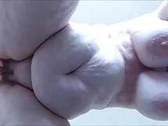 Assista brunet morena ativamente montando um pênis grande sexo caseiro online para sua namorada careca