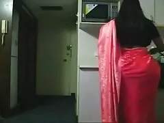 A cadela tentou seduzir o sexovideocaseiro tubo com sua mordida apertada