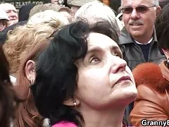 Depois de analse pato com beleza ela terminou em um copo e deu lhe um presente videos caseiros net para beber